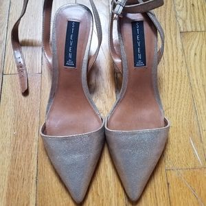 Barely used Steve Madden golden sandals size 8